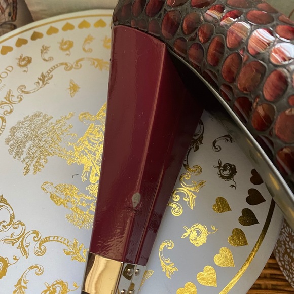 BCBG Pumps - Picture 3 of 4